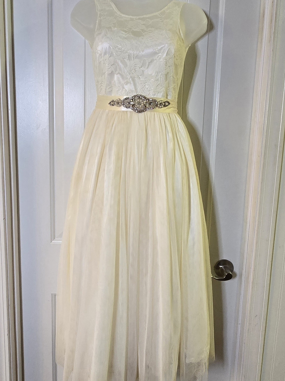 Think Pink Bows Ivory Lace & Tulle Formal Dress - Size 9